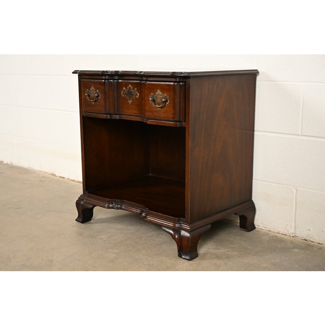 English Kindel Furniture Georgian Solid Mahogany Block Front Nightstand For Sale - Image 3 of 18
