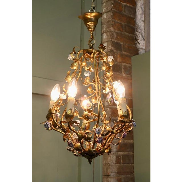 French Toleware Gilt and Ceramic Flower 5-Bulb Chandelier, 1930 For Sale - Image 3 of 8