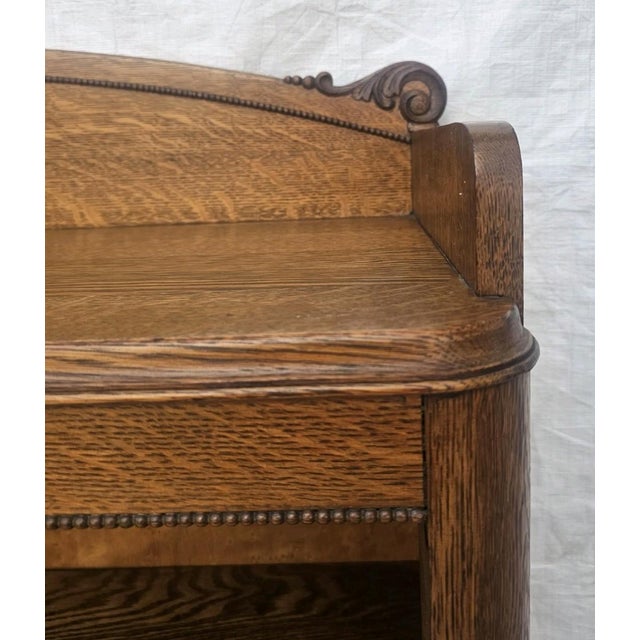 A beautiful and increasingly hard-to-find Antique American Quarter Sawn Tiger Oak Open Bookcase, dating to the early 1900s...