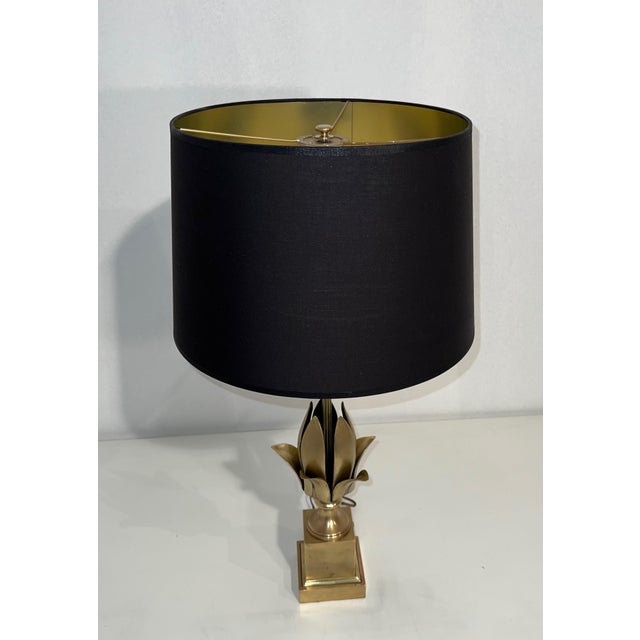 This beautiful flower-shaped table lamp is made of brass. It is a French work in the style of Maison Charles. Circa 1970