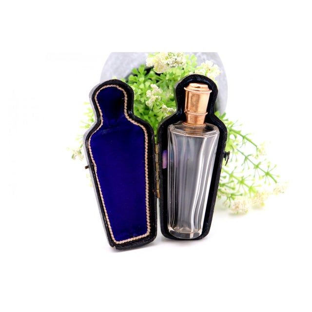 Perfume Bottle in Glass and 15 Karat Gold For Sale - Image 4 of 6