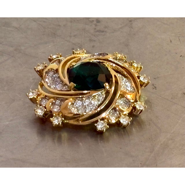 1980s Nina Ricci Gold Tone/Green Rhinestone Swirl Brooch For Sale - Image 5 of 5