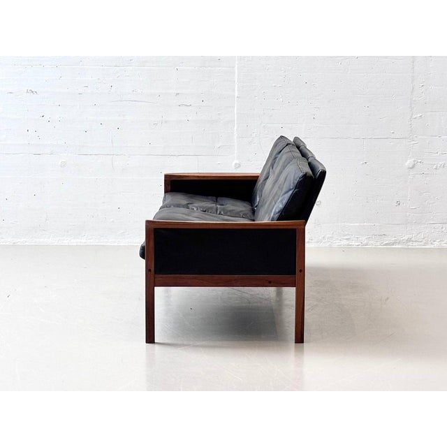 Wood Mid-Century Sofa in Rosewood and Black Cowhide Leather by Hans Olsen for Vatne Møbler For Sale - Image 7 of 18