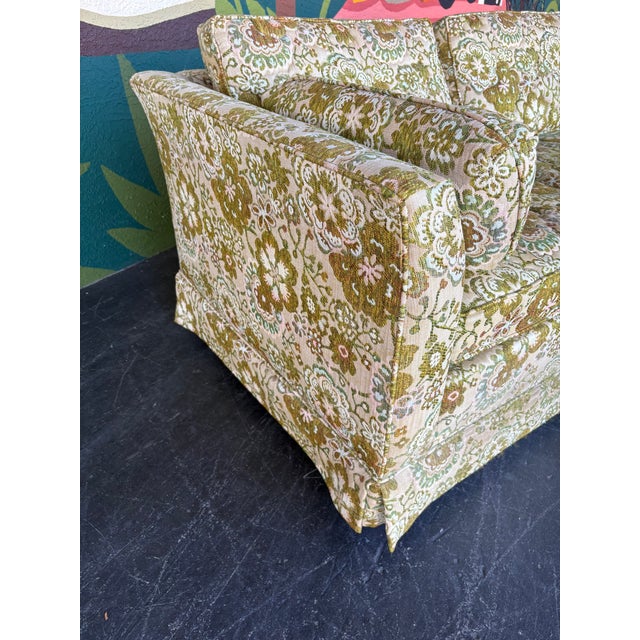 A groovy, floral Flexsteel sofa on tapered legs. Sturdy, durable frame with its original fabric. One side of the cushions...