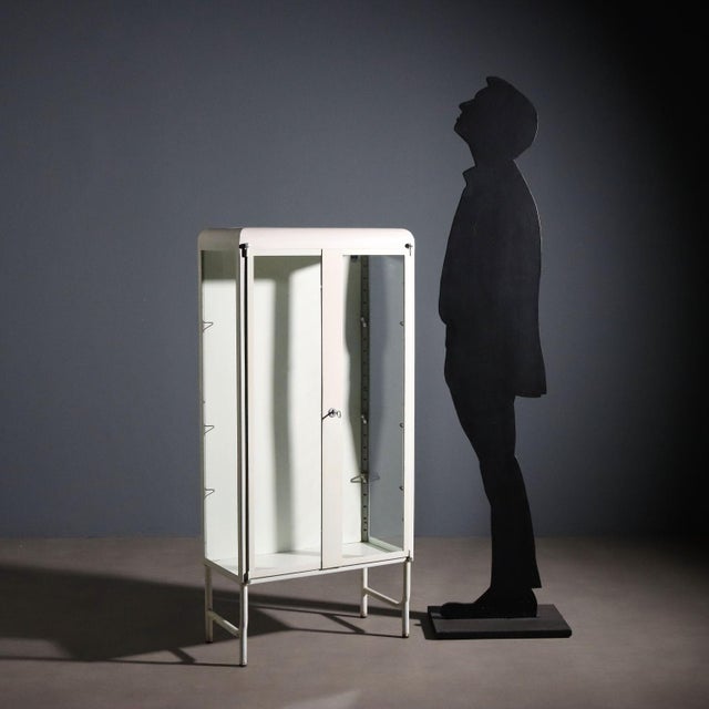 Industrial display cabinet from the 1960s, featuring an enameled metal structure that provides robustness and a style...
