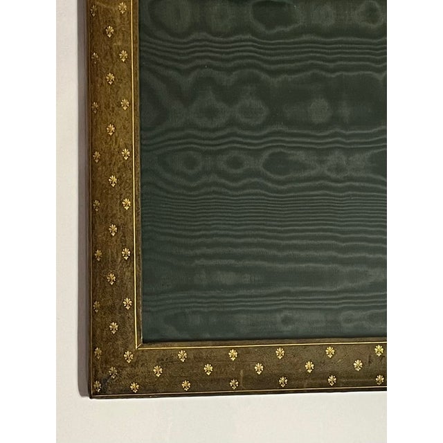 Mid-Century Italian Florentine Olive Green Leather Photo Picture Frame Stamped With Gilt Fleur De Lis by G. Serranglini Florence, Italy For Sale - Image 4 of 10