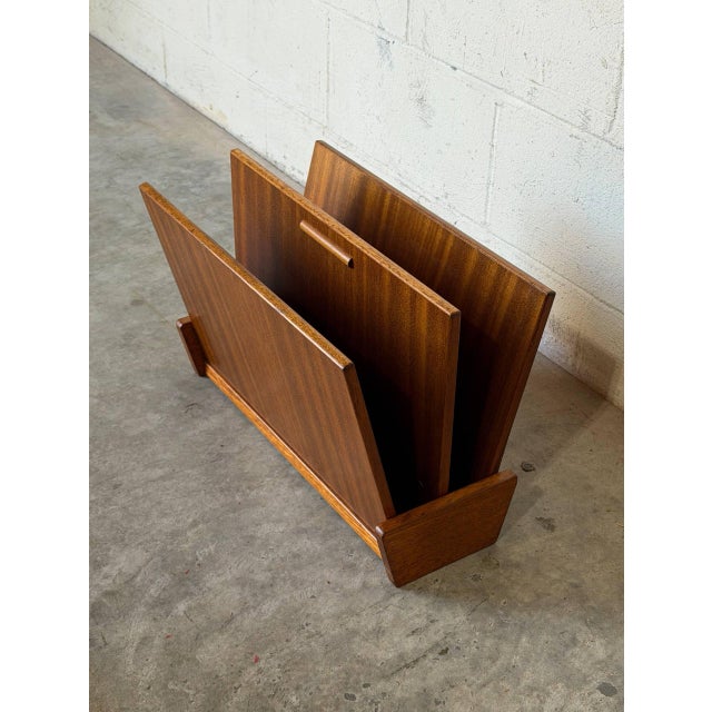 Mid-Century Modern Teak Magazine Holder and Storage Rack With Center Handle Vintage Mid-Century Modern 1960s For Sale - Image 3 of 8
