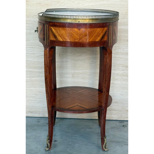 Early 20th Century Pair of Louis XV Oval Bouillotte Shape Nightstands with Drawer and Low Shelve For Sale - Image 4 of 18