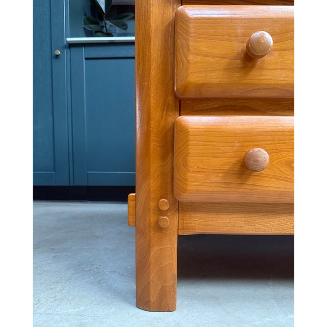 This vintage 1970s chest of drawers perfectly embodies the aesthetic of french furniture from that period. Its clean...