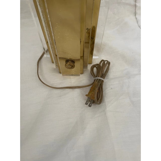 Brass Vintage Art Deco/Hollywood Regency Lucite/Brass Table Lamp For Sale - Image 8 of 9