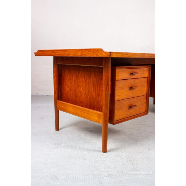 The Model 207 desk, designed by Arne Vodder and manufactured by Sibast, is one of the most exceptional Danish designs of...