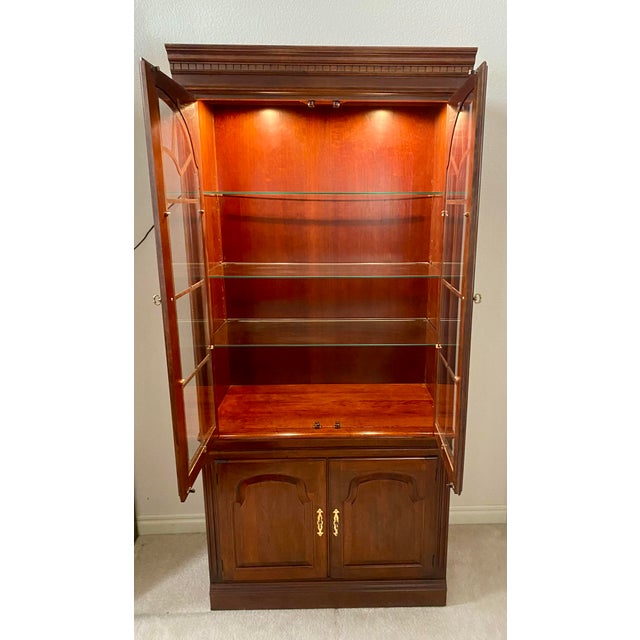 Late 20th Century Vintage Cherry Pennsylvania House Lighted Display Etagere Bookcase China Cabinet Excellent Condition. For Sale - Image 5 of 14