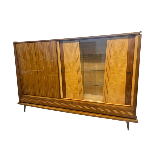 This elegant mid-century bar cabinet from the late 1950s to early 1960s impresses with its high-quality craftsmanship,...