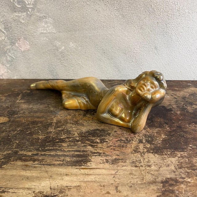 This glazed ceramic shelf sculpture, dating from the 1930s, fully embodies the refined elegance of the Art Deco style. It...