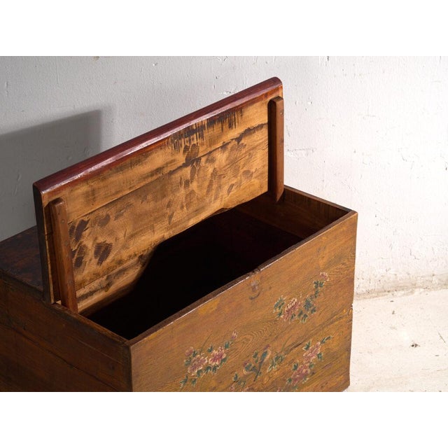 Chinese Trunk with Painted Flowers in Elm, 1900 For Sale - Image 4 of 12