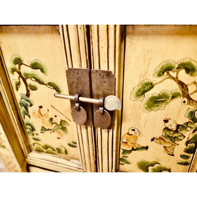 Antique Cream Lacquered Chinoiserie Decorated Cabinet, 1860 For Sale - Image 3 of 7