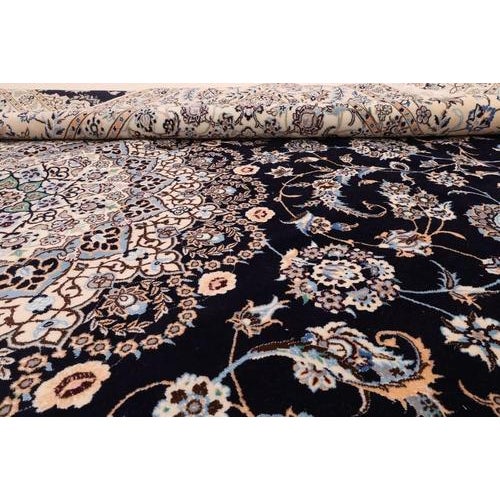 Middle Eastern Rug in Wool and Silk For Sale - Image 3 of 6