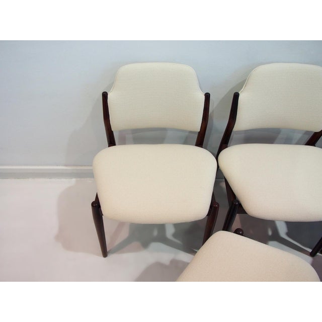 Mid-Century Modern Hardwood Chairs with White Textile Covers by Arne Vodder for Sibast, 1960s, Set of 6 For Sale - Image 3 of 15