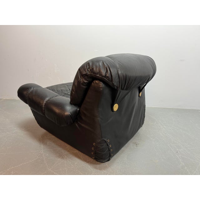 Large Italian Space Age Postmodern Black Leather Lounge Chair with Brass Buttons and Cord Lacing from Busnelli, 1970s For Sale - Image 4 of 10