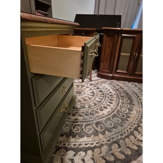 Mid 20th Century Refinished Thomasville Dresser For Sale In Atlanta - Image 6 of 10