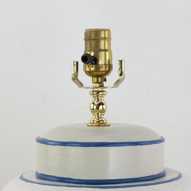 Vintage Hand Painted Tole Tea Caddy Lamp White Heraldic Crest Motif Table Lamp For Sale - Image 9 of 12