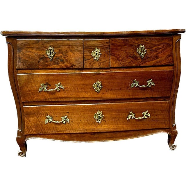 Louis XV Style Bombé Commode in Walnut, 1700s For Sale - Image 5 of 12