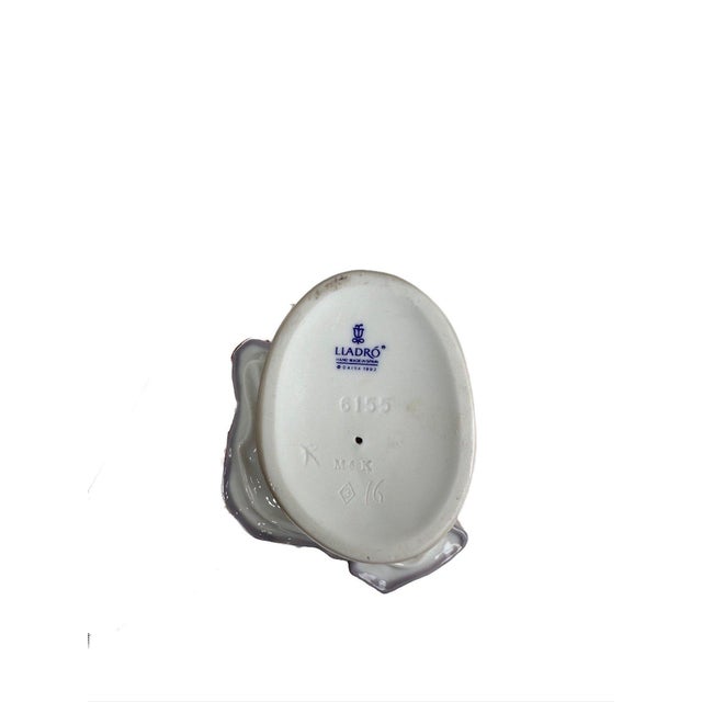 Lladro Lladró “European Love” Girl With Heart Figurine by Antonio Ramos – Made in Spain For Sale - Image 4 of 4