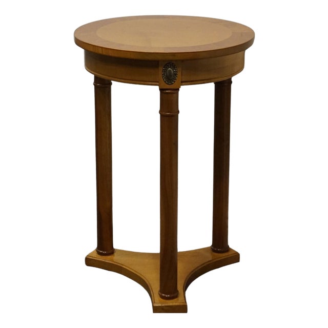 Stanley Furniture Satinwood Traditional Federal Revival 16" Round Accent Table / Plant Stand 45415-70013 For Sale