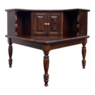 1980s Ethan Allen Old Tavern Antiqued Pine Rustic Traditional Corner Side / End / Lamp Table (12-8038) For Sale