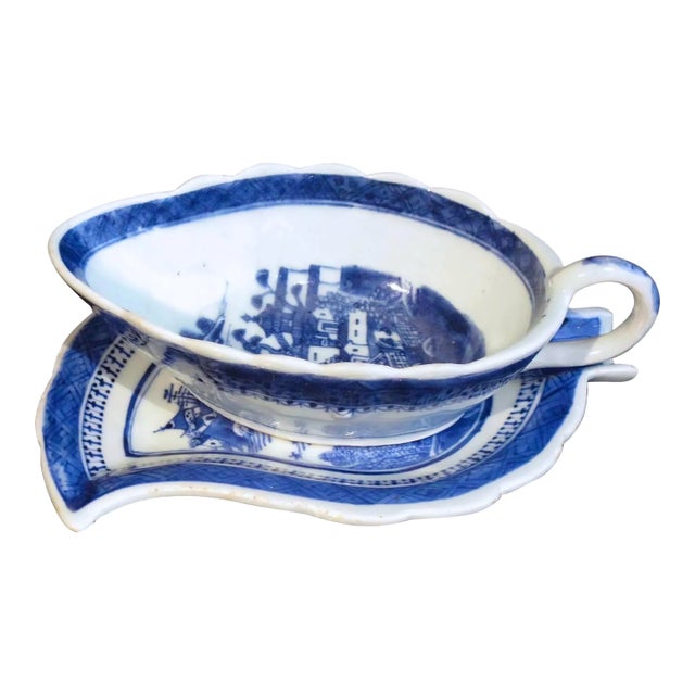 Chinese Export Nanking Porcelain Sauceboat and Undertray, 19th Century For Sale