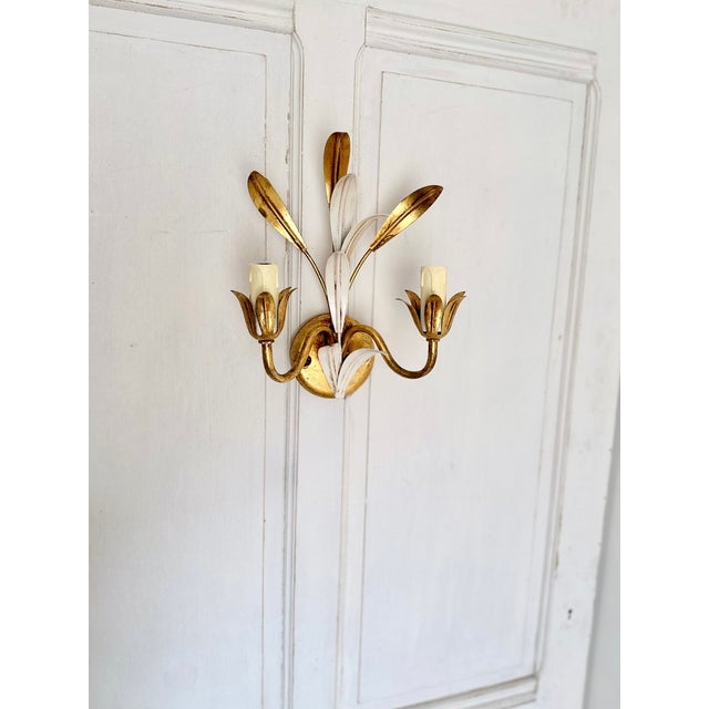 Italian Gilt and White Tôle 2-Light Wall Sconce attributed to Masca, 1970s For Sale - Image 4 of 12
