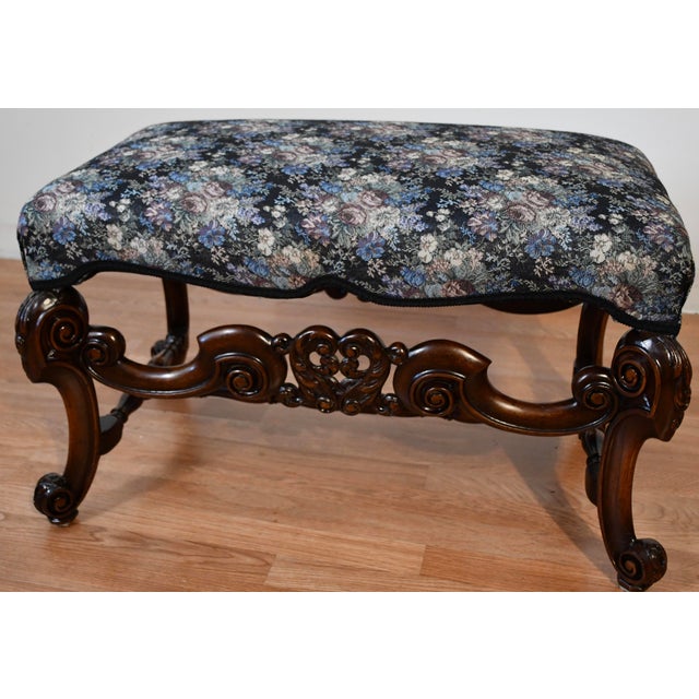 1900s Antique French Louis XV Carved Walnut Bench / New Upholstery For Sale - Image 9 of 14