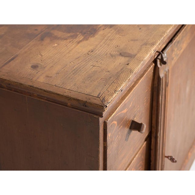 Large antique chest of drawers (c.1920) Approximate age: 100 years Material: Pinewood Our large chest of drawers is a...