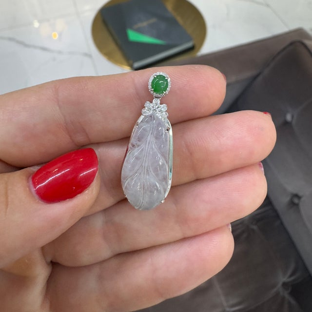 Early 21st Century 18k White Gold 8.15ct Blue Glutinous Jadeite Jade Diamond Double Drop Pendant For Sale - Image 5 of 8