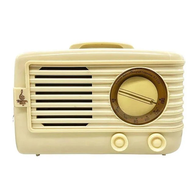 Original 1949 Emerson Model 581 Plaskon AM Tube Radio. This radio was crafted using plaskon plastic, an enduring precursor...