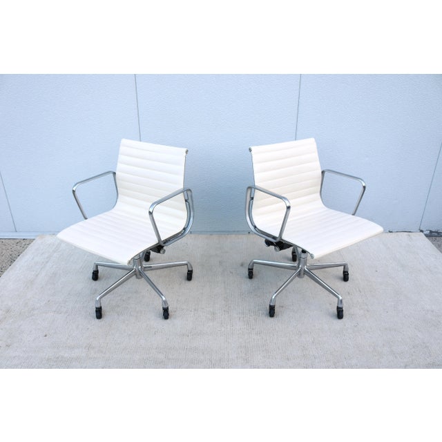 Mid-Century Herman Miller Eames Aluminum Group Management Chair in White Leather For Sale - Image 9 of 18