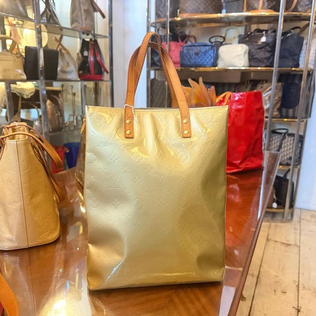 Light Green A 2001 Louis Vuitton Green Vernis and Vachetta Reade Gm Tote Bag For Sale - Image 8 of 11