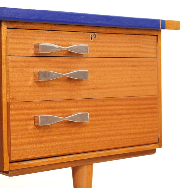 Mid Century Teak Executive Desk With Floating Return, England, 1960s For Sale In Los Angeles - Image 6 of 18