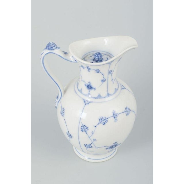 Royal Copenhagen, Denmark. Chocolate jug in porcelain. Classic chocolate jug in porcelain with hand-painted blue...