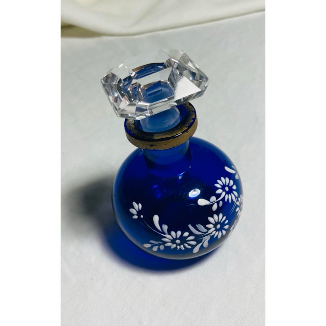 Antique Crystal Perfume Bottle Cobalt Blue White Enamel Painted Daisies Faceted Crystal Jewel Shape Stopper For Sale - Image 4 of 6