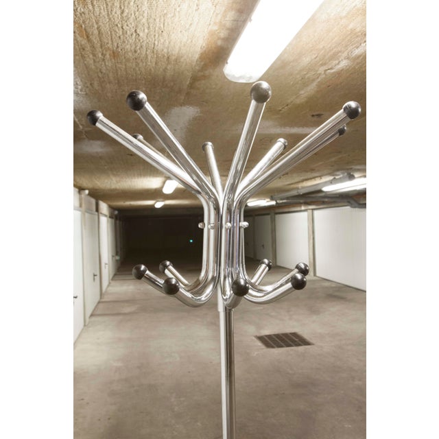Industrial Rotating Parrot Coat Rack with 16 Hooks in Chrome-Plated Metal, 1960s For Sale - Image 13 of 18
