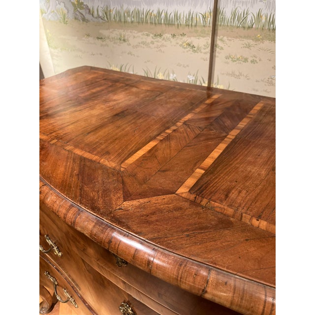 Antique Louis XV Rococo Italian Commode with Curved Chest of Drawers in Inlaid Walnut, Tuscany, 1700s For Sale - Image 9 of 14