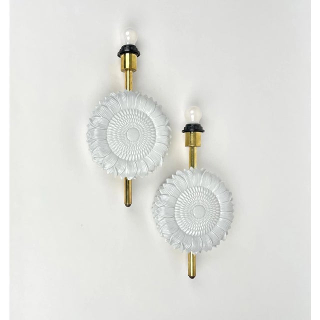 Pair of wall light sconces in floral decor white ceramics and brass. Made in Italy in the 1970s. Up to 250V (Europe/UK...