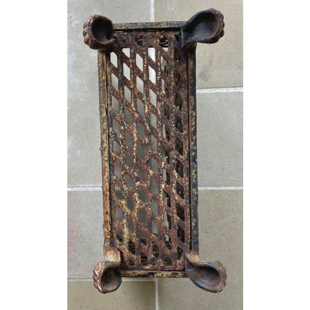 Late 19th-Century Victorian Gothic-Style Cast Iron Fleur-De-Lis Tracery Panel Jardinière on Lion Paw Feet For Sale In Austin - Image 6 of 18