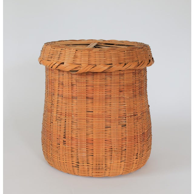 Farmhouse Vintage Lidded Woven Wicker Basket For Sale - Image 3 of 10
