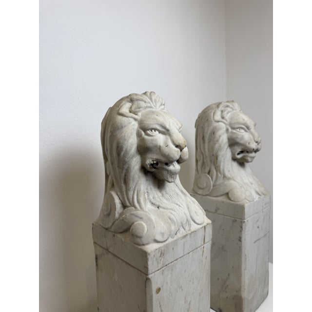 Florentine Lions in White Carrara Marble, Late 19th Century, Set of 2 For Sale - Image 6 of 13