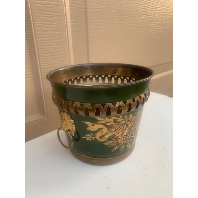 English Early 20th Century French Neoclassical Tole Green & Gold Cachepot Planter Vase With Lion Heads For Sale - Image 3 of 7