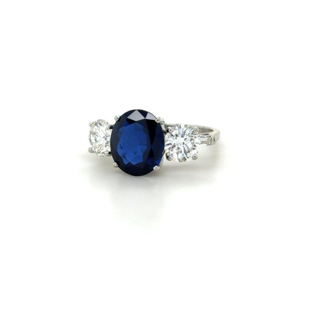Discover timeless elegance with this exquisite sapphire and diamond ring by Birks, showcasing an AGL-certified unheated...