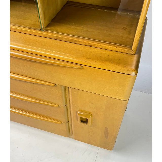 Mid-Century Modern Mid-Century Modern Heywood-Wakefield Wheat "Encore" Solid Birch China Cabinet & Hutch – Model M593 (1952) For Sale - Image 3 of 18