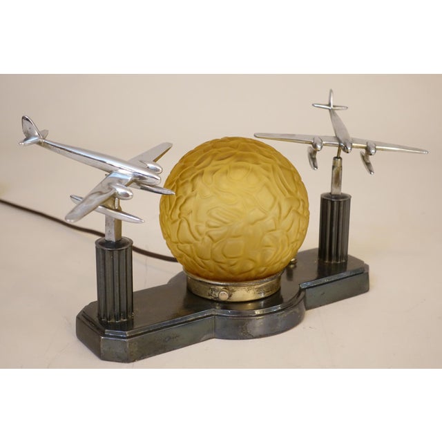 Art Deco 1930s Uber Rare Vintage Sublime Art Deco Streamline Bronze Aviation Award Twin Chrome Airplane Amber Brain Globe Table Lamp For Sale - Image 3 of 13